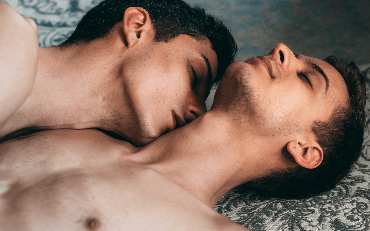 8 Blowjob Tipps zum Ausprobieren: Zwei Männer sind zärtlich im Bett 8 Blowjob Tips to Try: Two Men Tenderly in Bed