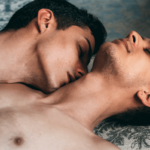 8 Blowjob Tipps zum Ausprobieren: Zwei Männer sind zärtlich im Bett 8 Blowjob Tips to Try: Two Men Tenderly in Bed