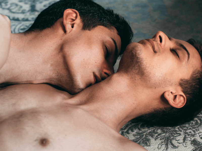 8 Blowjob Tipps zum Ausprobieren: Zwei Männer sind zärtlich im Bett 8 Blowjob Tips to Try: Two Men Tenderly in Bed