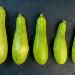 Fleischpenis vs Blutpenis / Grower vs Shower Symbolbild Zucchini in unterschiedlichen Größen /Symbolic image of zucchinis in different sizes