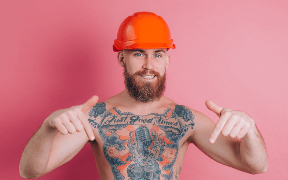 Penis Namen Symbolbild: tätowierter Mann mit freiem Oberkörper deutet nach unten (wo man - nicht auf dem Bild ersichtlich - sein Geschlechtsteil vermutet) / Penis names Symbolic image: tattooed man with bare upper body pointing downwards (where - not visible in the picture - his genitals are assumed to be)