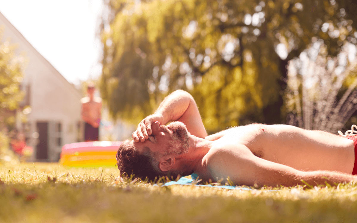 Damm sonnen. Symbolbild: Mann liegt oberkörperfrei auf einer Wiese in der Sonne. English: Perineum Sunning. Symbolic image: Man lying bare-chested in the sun on a meadow.