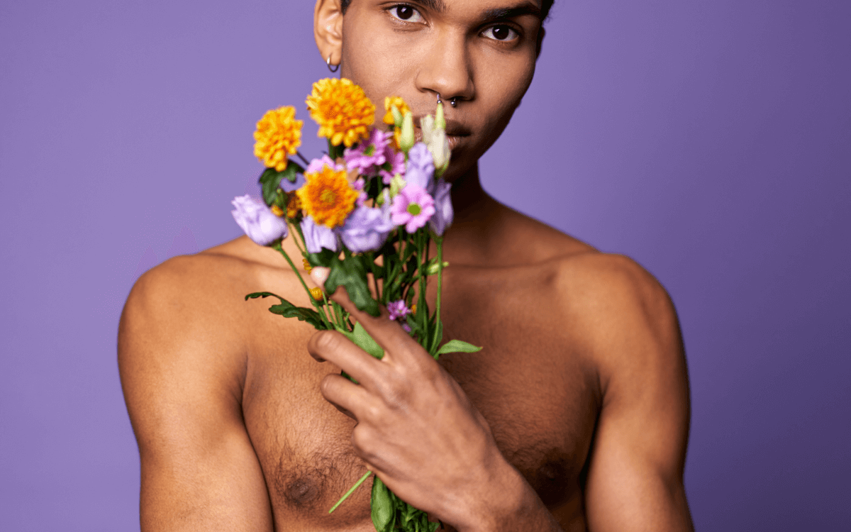 Soft Dom Symbolbild: Mann mit freiem Oberkörper und Blumen in der Hand . . . Soft Dom symbolic image: Man with bare upper body and flowers in his hand