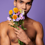 Soft Dom Symbolbild: Mann mit freiem Oberkörper und Blumen in der Hand . . . Soft Dom symbolic image: Man with bare upper body and flowers in his hand