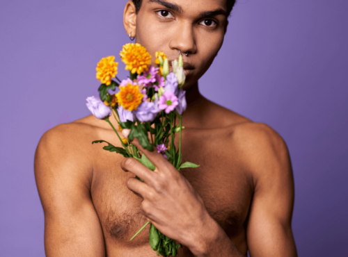 Soft Dom Symbolbild: Mann mit freiem Oberkörper und Blumen in der Hand . . . Soft Dom symbolic image: Man with bare upper body and flowers in his hand