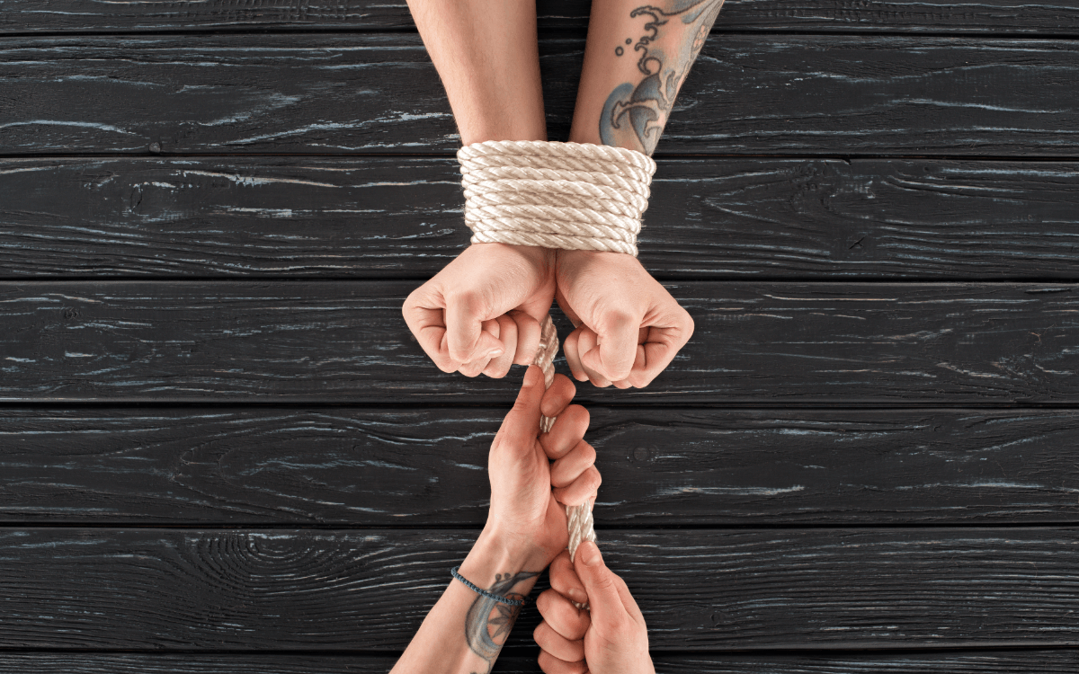 Bondage Positionen für Schwule. Symbolbild: gefesselte Hände. Englisch: Bondage positions for gays. Symbolic image: bound hands