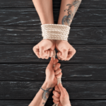 Bondage Positionen für Schwule. Symbolbild: gefesselte Hände. Englisch: Bondage positions for gays. Symbolic image: bound hands