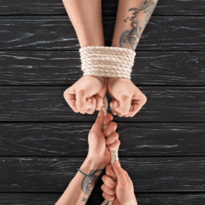 Bondage Positionen für Schwule. Symbolbild: gefesselte Hände. Englisch: Bondage positions for gays. Symbolic image: bound hands