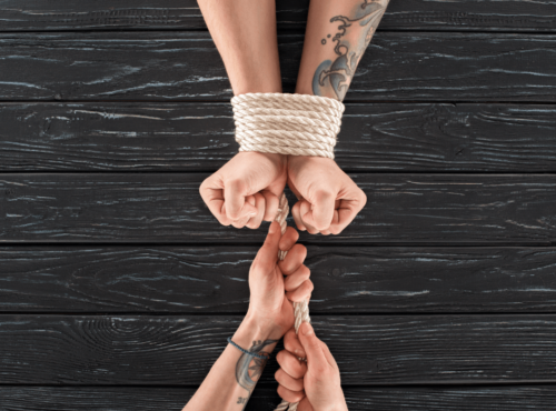 Bondage Positionen für Schwule. Symbolbild: gefesselte Hände. Englisch: Bondage positions for gays. Symbolic image: bound hands