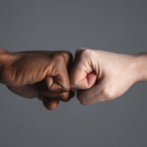 Fisting-Community Infos. Symbolbild: eine hell- und eine dunkelhäutige Faust. Englisch: Fisting community info. Symbolic image: a light-skinned and a dark-skinned fist.