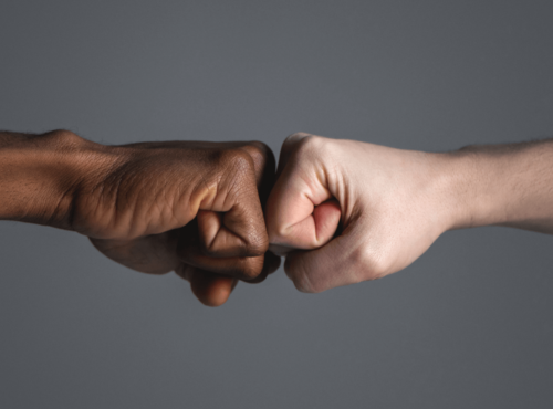 Fisting-Community Infos. Symbolbild: eine hell- und eine dunkelhäutige Faust. Englisch: Fisting community info. Symbolic image: a light-skinned and a dark-skinned fist.