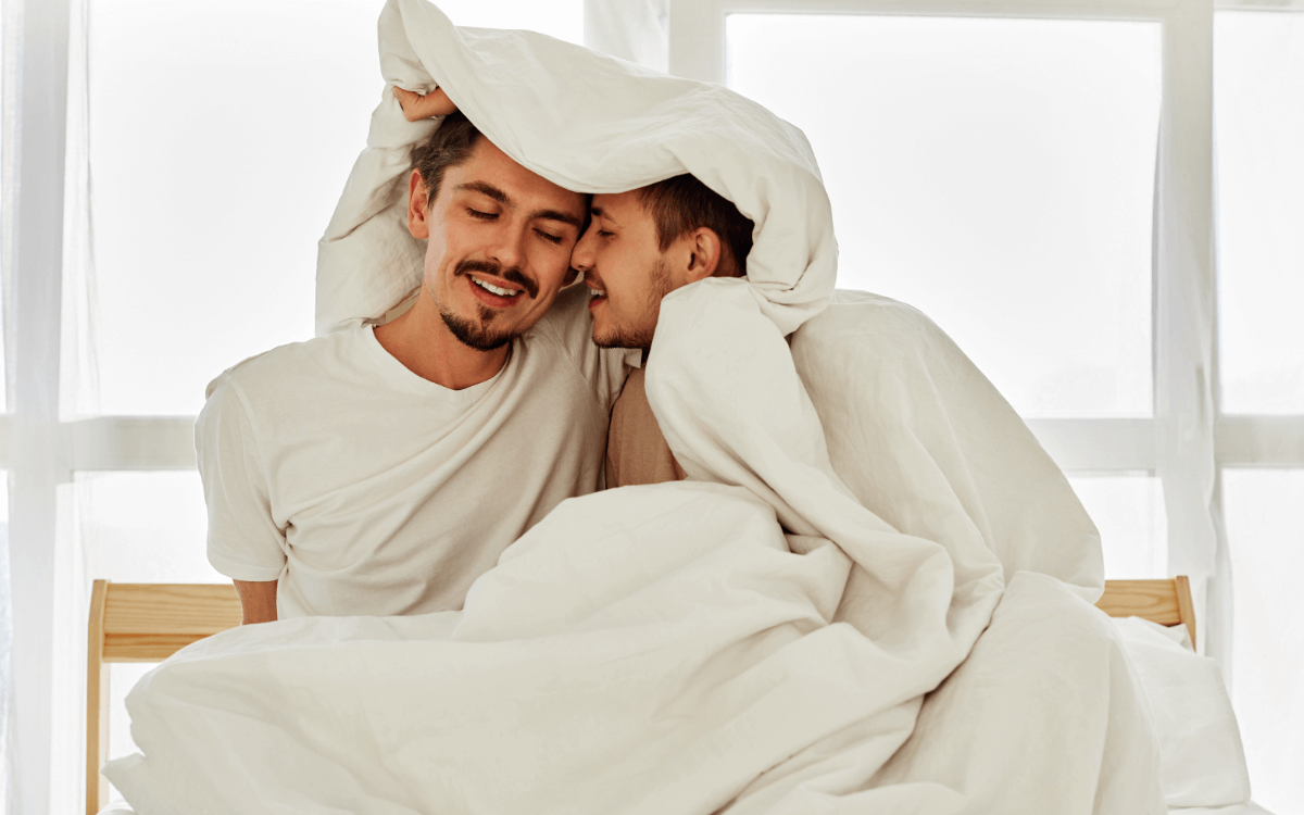 Masturbation mit dem Partner. Symbolbild: Zwei Männer im Bett EN: Masturbation with your partner. Symbolic image: Two men in bed