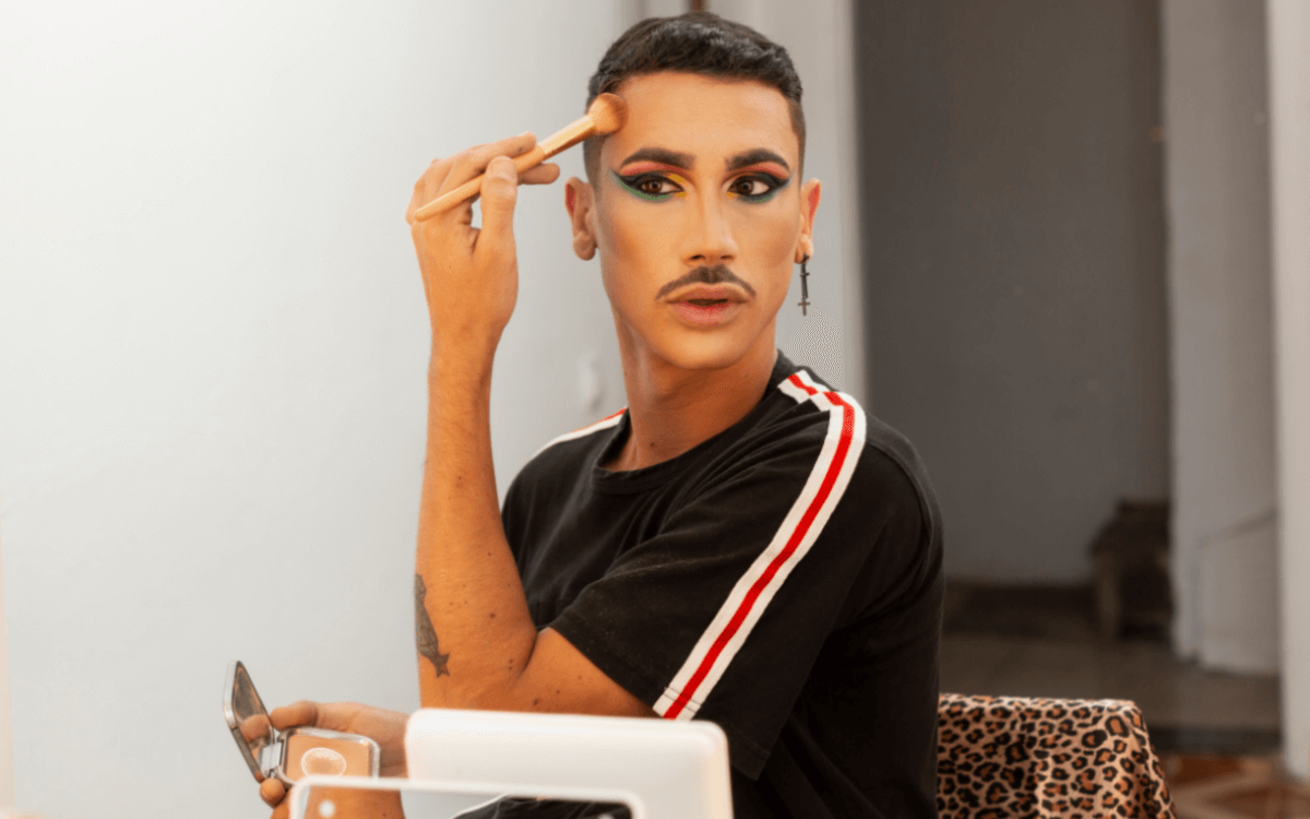 Drag Queen Make-Up. Symbolbild: Ein Mann ist gerade dabei sich zu schminken. Englisch: Drag queen make-up. Symbolic image: A man is putting on his make-up.