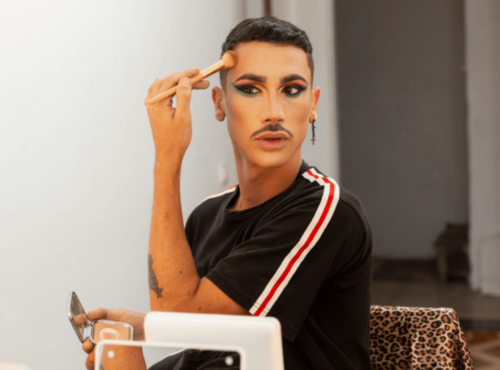 Drag Queen Make-Up. Symbolbild: Ein Mann ist gerade dabei sich zu schminken. Englisch: Drag queen make-up. Symbolic image: A man is putting on his make-up.