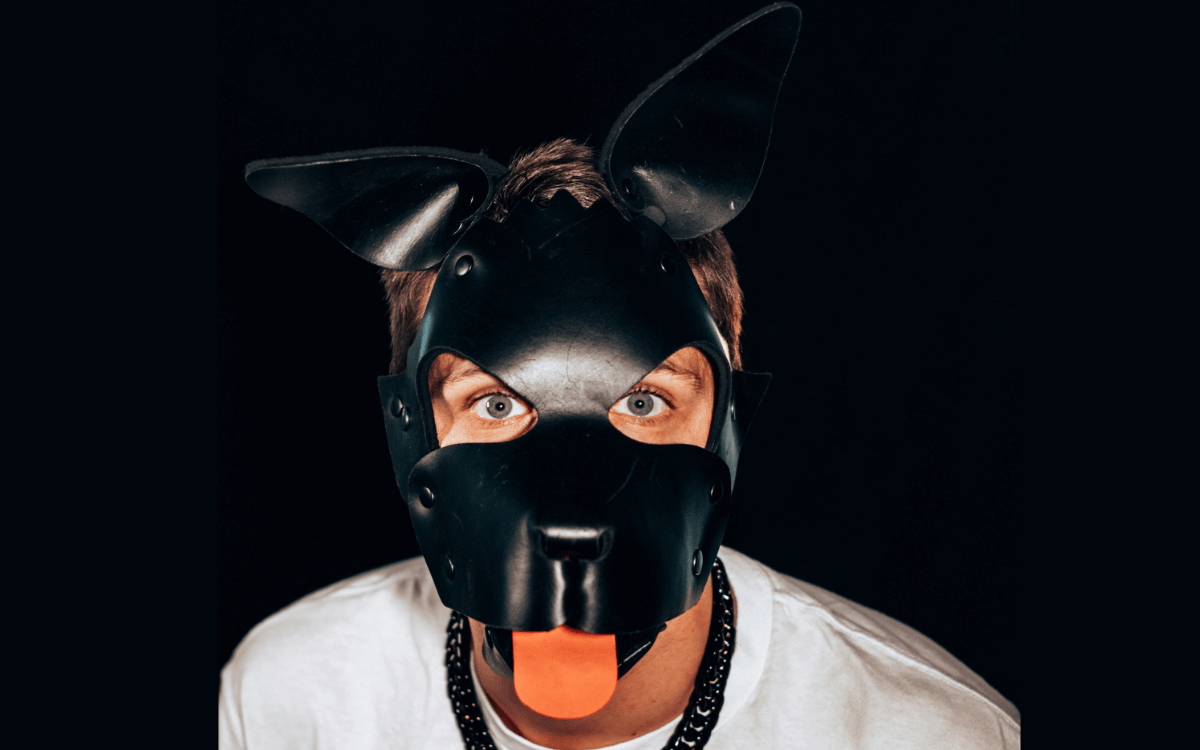 Puppy Play: Mit Hundemaske ins Rollenspiel-Universum. Symbolbild: Mann mit Hundemaske. Englisch: Puppy Play: With a dog mask into the role-playing universe. Symbolic image: Man with dog mask.