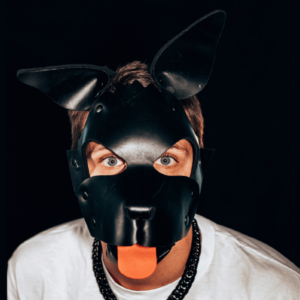 Puppy Play: Mit Hundemaske ins Rollenspiel-Universum. Symbolbild: Mann mit Hundemaske. Englisch: Puppy Play: With a dog mask into the role-playing universe. Symbolic image: Man with dog mask.