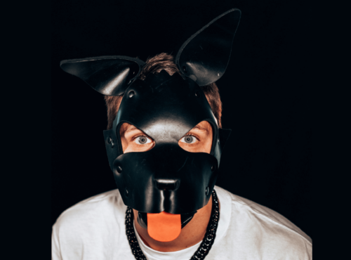 Puppy Play: Mit Hundemaske ins Rollenspiel-Universum. Symbolbild: Mann mit Hundemaske. Englisch: Puppy Play: With a dog mask into the role-playing universe. Symbolic image: Man with dog mask.