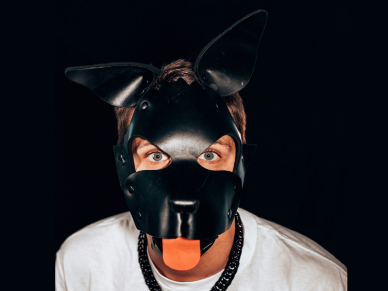 Puppy Play: Mit Hundemaske ins Rollenspiel-Universum. Symbolbild: Mann mit Hundemaske. Englisch: Puppy Play: With a dog mask into the role-playing universe. Symbolic image: Man with dog mask.