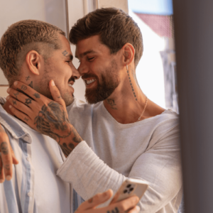 Top Sex. Symbolbild: Zwei Männer sind kurz davor sich zu küssen. Englisch: Top Sex. Symbolic image: Two men are about to kiss.