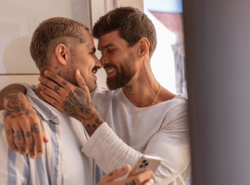 Top Sex. Symbolbild: Zwei Männer sind kurz davor sich zu küssen. Englisch: Top Sex. Symbolic image: Two men are about to kiss.