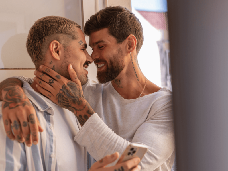 Top Sex. Symbolbild: Zwei Männer sind kurz davor sich zu küssen. Englisch: Top Sex. Symbolic image: Two men are about to kiss.