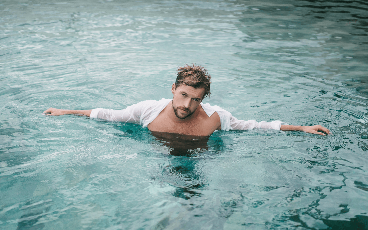 Warum kein Sex vor dem Sport? Symbolbild: Mann im Wasser. Englisch: Why no sex before sport? Symbolic image: Man in the water.