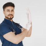 Doktorspiele Sex: Ein Mann mit Stetoskoph zieht sich weiße Gummihandschuhe an. Englisch: Doctor sex games: a man with a stethoscope puts on white rubber gloves.