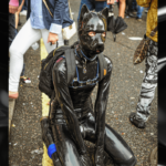 Gummifetish Symbolbild: Eine Person im Ganzkörper-Gummi-Outfit, das aussieht wie ein Hund Englisch: Rubber fetish symbol picture: a person in a full-body rubber outfit that looks like a dog