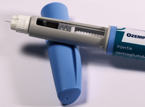 Ist Ozempic sicher? Symbolbild: Spritze. Englisch: Is Ozempic safe? Symbolic picture: syringe.