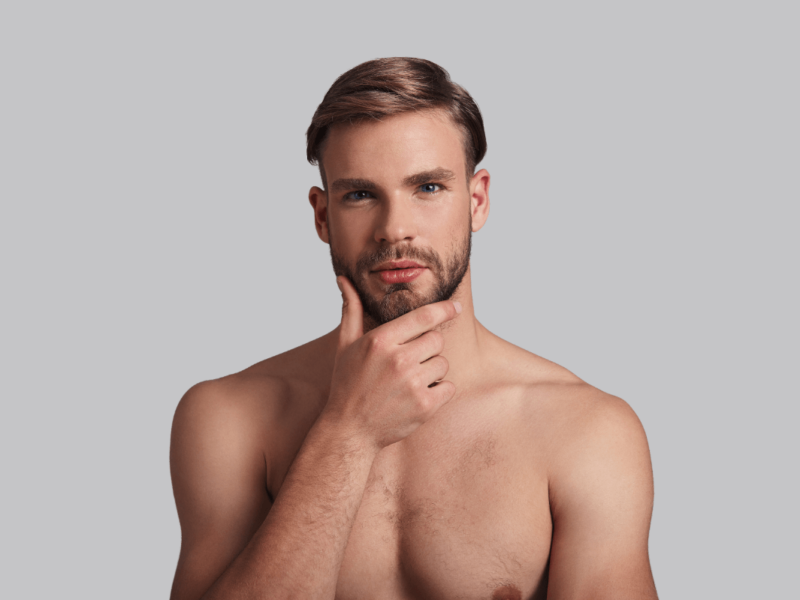 Analverkehr Fragen. Symbolbild: Mann mit nacktem Oberkörper hält die Hand ans Kinn und überlegt. Englisch: Anal intercourse questions. Symbol picture: man with naked upper body holds his hand to his chin and thinks.