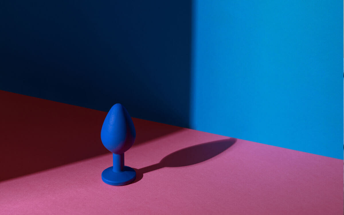 Analtoys kaufen Symbolbild: blauer Analplug. Englisch: Buying anal toys Symbolic image: blue anal plug.
