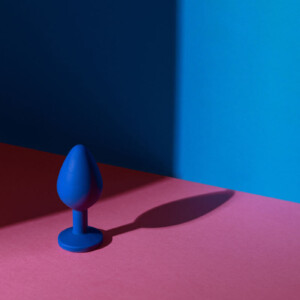 Analtoys kaufen Symbolbild: blauer Analplug. Englisch: Buying anal toys Symbolic image: blue anal plug.