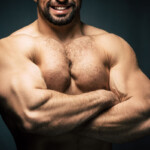 Testosteronspiegel natürlich steigern. Symbolbild: Ein sehr muskulöser Männer-Oberkörper. Increase testosterone levels naturally. Symbolic image: A very muscular male torso.