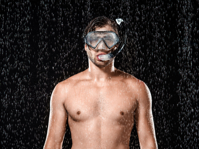 Sex im Wasser Symbolbild: Ein Mann mit nacktem Oberkörper trägt eine Taucherbrille. Englisch: Sex in water Symbolic image: A man with a bare upper body wearing diving goggles.