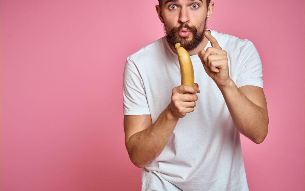 Sexstory Blowjob Symbolbild: Ein Mann hält eine Banane in der Hand. Sex story blowjob Symbolic image: A man holding a banana in his hand.
