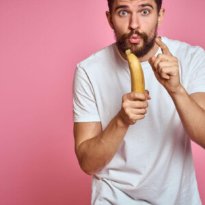 Sexstory Blowjob Symbolbild: Ein Mann hält eine Banane in der Hand. Sex story blowjob Symbolic image: A man holding a banana in his hand.