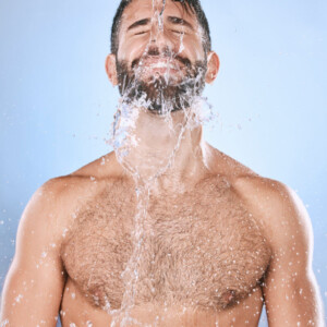 Darmspülung Symbolbil: Mann mit nacktem Oberkörper bekommt Wasser über das Gesicht geschüttet. Englisch: Bowel cleansing Symbolic image: Man with bare upper body having water poured over his face.