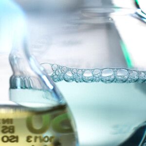 Poppers Inhaltsstoffe Symbolbild: Labor-Flaschen mit flüssigem Inhalt. Ingredients of poppers Symbolic image: Laboratory bottles with liquid contents.