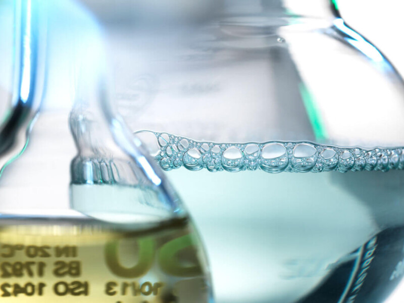 Poppers Inhaltsstoffe Symbolbild: Labor-Flaschen mit flüssigem Inhalt. Ingredients of poppers Symbolic image: Laboratory bottles with liquid contents.