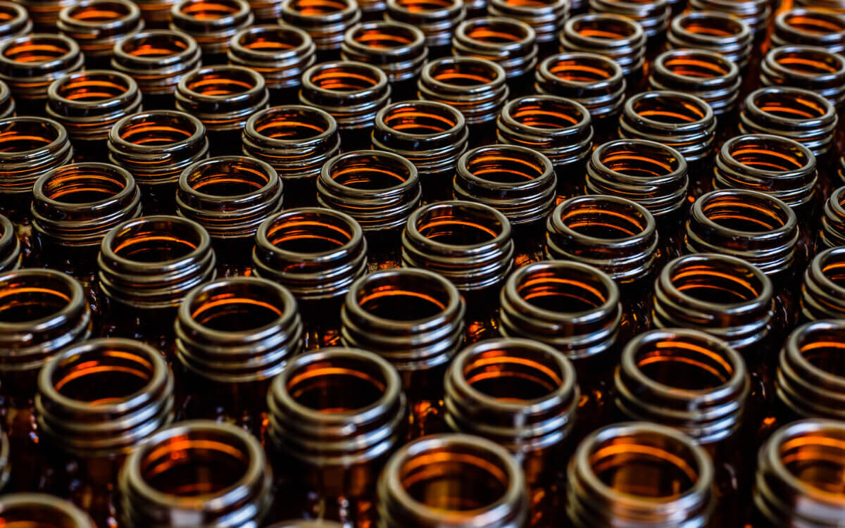 Poppers kaufen Symbolbild: viele Poppers Fläschen. Englisch: Buying poppers Symbolic image: lots of poppers bottles.