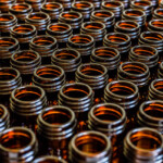 Poppers kaufen Symbolbild: viele Poppers Fläschen. Englisch: Buying poppers Symbolic image: lots of poppers bottles.
