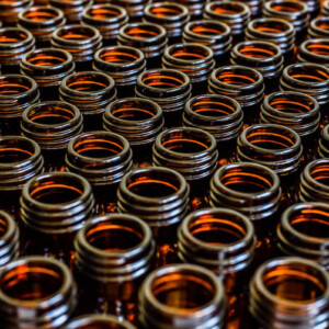 Poppers kaufen Symbolbild: viele Poppers Fläschen. Englisch: Buying poppers Symbolic image: lots of poppers bottles.