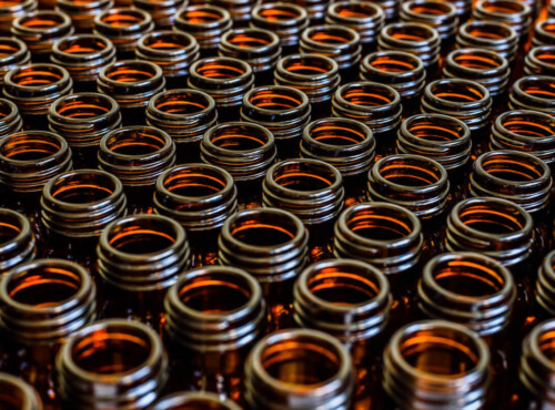 Poppers kaufen Symbolbild: viele Poppers Fläschen. Englisch: Buying poppers Symbolic image: lots of poppers bottles.