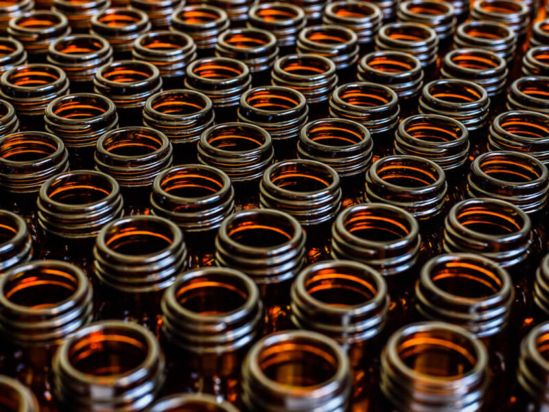 Poppers kaufen Symbolbild: viele Poppers Fläschen. Englisch: Buying poppers Symbolic image: lots of poppers bottles.