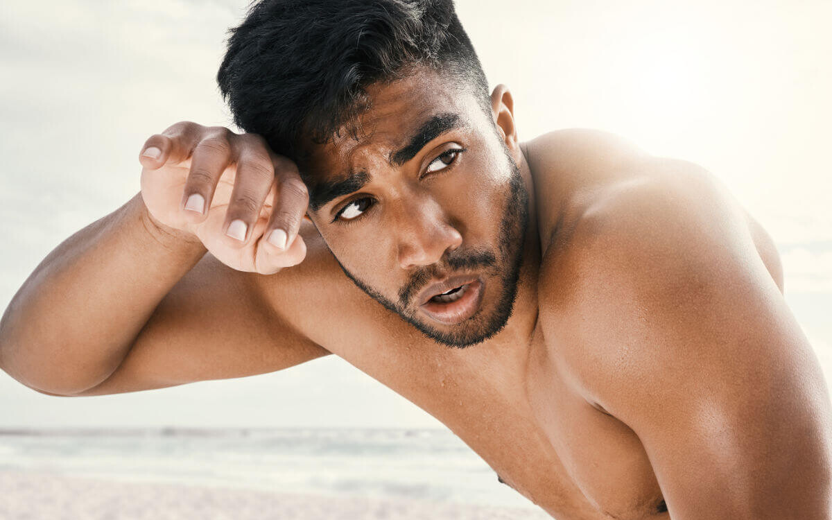Sexgeschichte Fisting Symbolbild: Ein Mann mit nacktem Oberkörper schaut sichtlich erregt in die Kamera. Englisch: Sex story fisting Symbolic image: A man with a naked upper body looks visibly aroused at the camera.