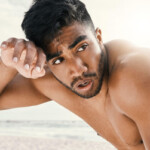 Sexgeschichte Fisting Symbolbild: Ein Mann mit nacktem Oberkörper schaut sichtlich erregt in die Kamera. Englisch: Sex story fisting Symbolic image: A man with a naked upper body looks visibly aroused at the camera.