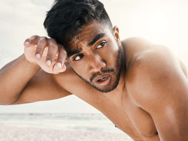 Sexgeschichte Fisting Symbolbild: Ein Mann mit nacktem Oberkörper schaut sichtlich erregt in die Kamera. Englisch: Sex story fisting Symbolic image: A man with a naked upper body looks visibly aroused at the camera.