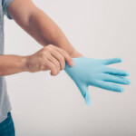 Fisting Verletzungen Symbolbild: Ein Mann zieht sich einen Handschuh über. Englisch: Fisting injuries Symbolic image: A man pulls on a glove.