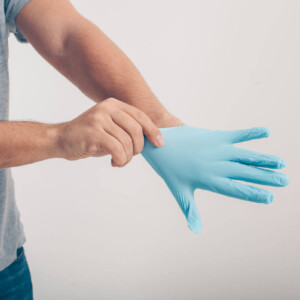 Fisting Verletzungen Symbolbild: Ein Mann zieht sich einen Handschuh über. Englisch: Fisting injuries Symbolic image: A man pulls on a glove.