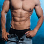 Potenztraining bei Erektionsstörungen Symbolbild: Ein nackter, gut trainierter, männlicher Oberkörper. Englisch: Potency training for erectile dysfunction Symbolic image: A naked, well-trained male torso.